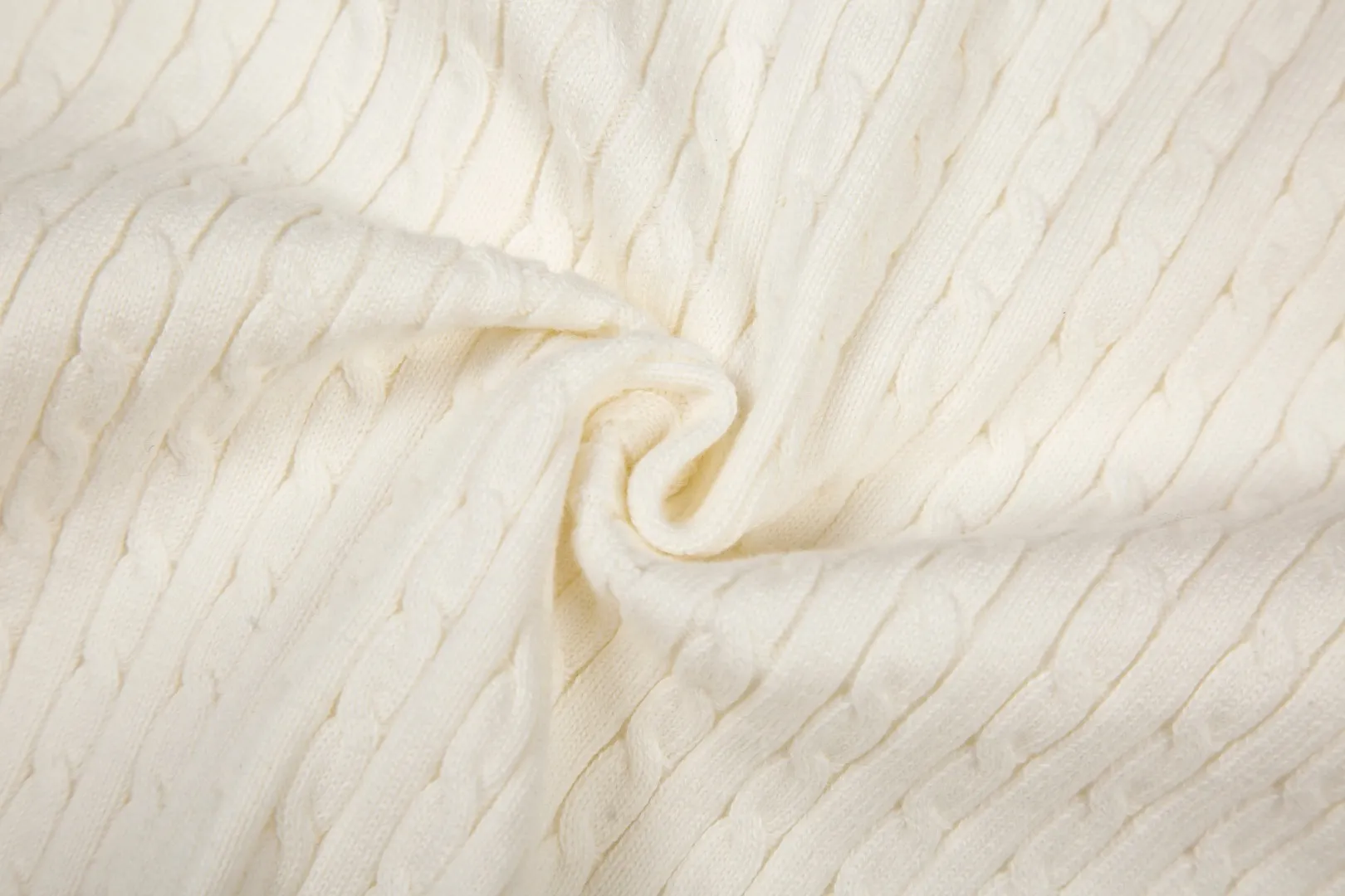 P196 White background picture [Evergreen for all seasons] Style number: 25123# Color: black/navy blue/almond/white Size: S-XL - Ralph Lauren/Ralph Lauren 2025FW Zhao Lusi's same solid color logo knitted versatile fine twist knitted buttoned long-sleeved cardigan - RL's classic fine twist cardigan 21S quality cotton yarn A cardigan that can be worn in all seasons Can be matched inside or outside Simple and clean basic color matching The upper body is clean and flawless. The comfort brought by imported cotton yarn is soft. An item that cannot be rejected.